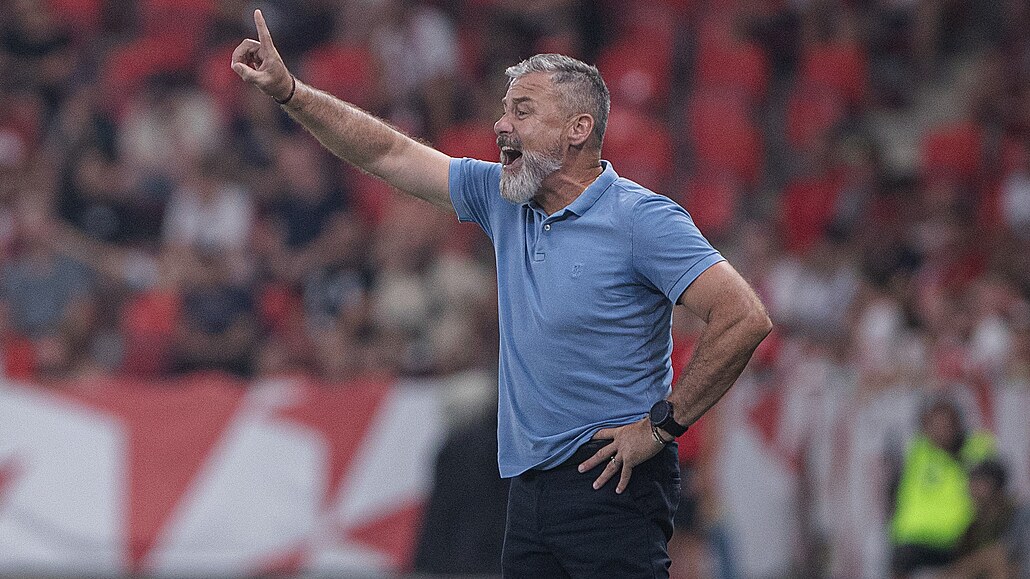 Trenér ostravských fotbalist� Pavel Hapal b�hem utkání na Slavii.