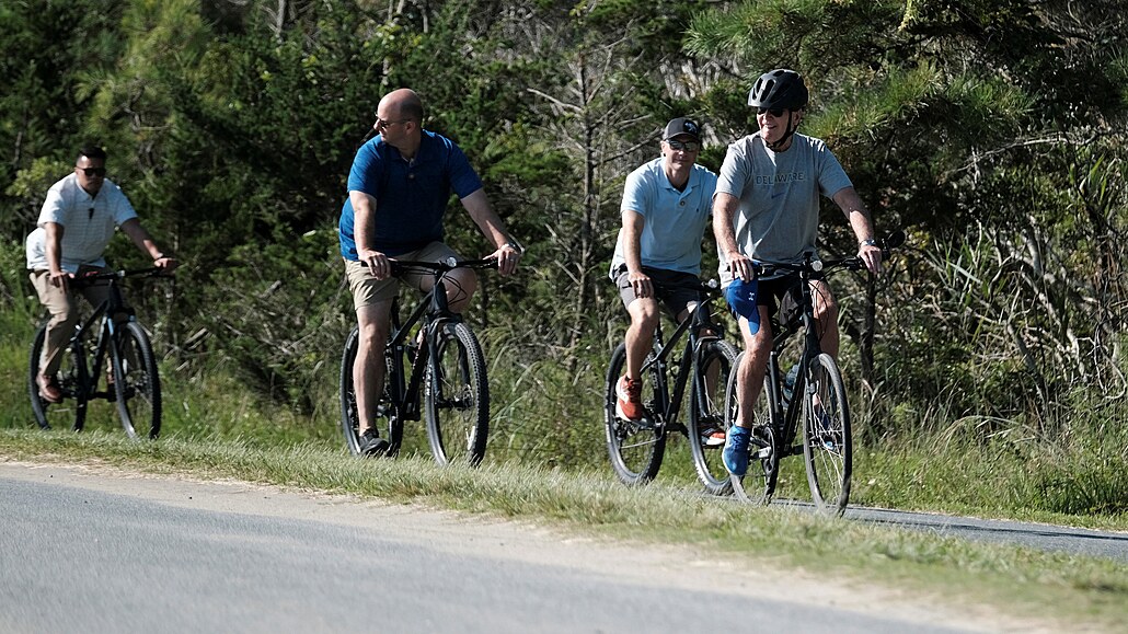 Joe Biden jezdil na kole, kdy� Havaj ho�ela. (13. srpna 2023)