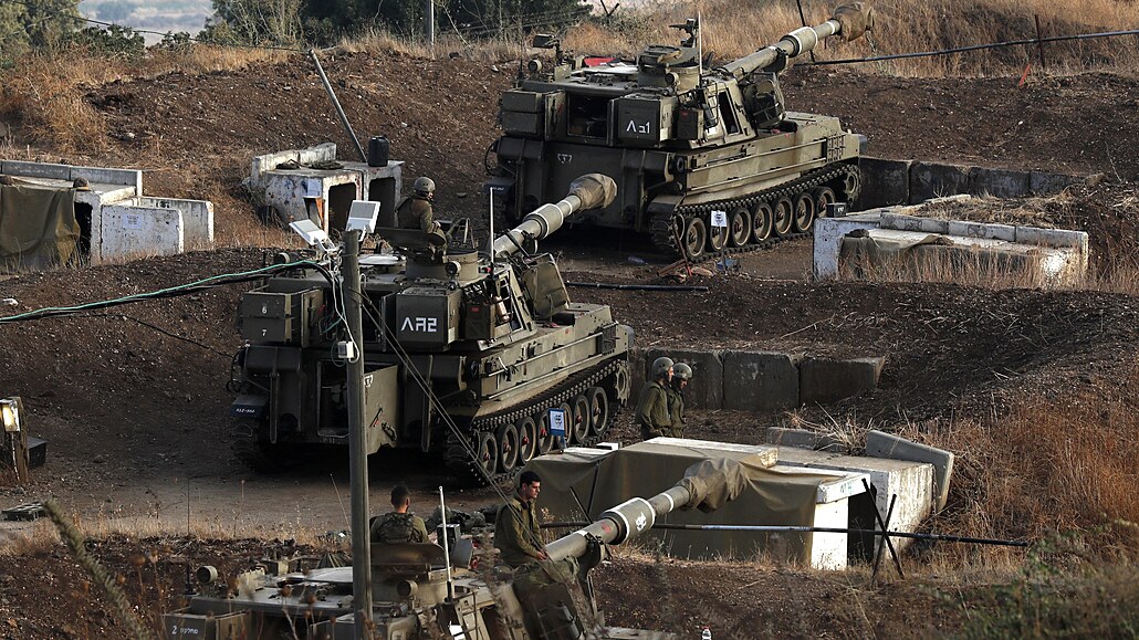 Izraelská dlostelecká jednotka bhem vojenského cviení u izraelských hranic...