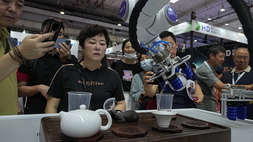 Lidé sledují robotickou ruku servírující aj - Svtová konference robot na...