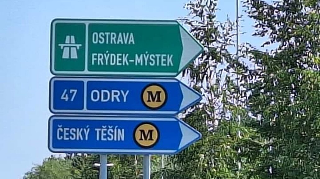 Dopravní zna�ka s hrubkou jako ze základní �koly pobavila internet.