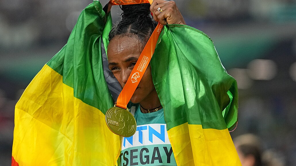 Etiopská bkyn Gudaf Tsegayová se raduje z titulu mistrryn svta na 10 km...