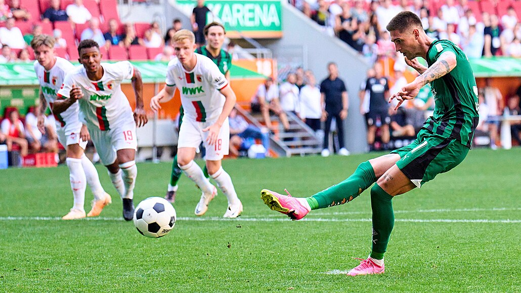 Tomá� �van�ara z Mönchengladbachu vyrovnává z penalty proti Augsburgu p�i svém...