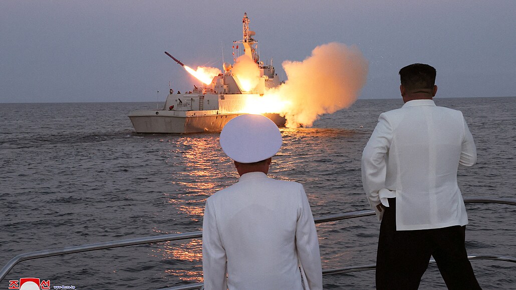 KLDR otestovala strategické rakety, na co dohlíel i vdce Kim ong-un. (2023)