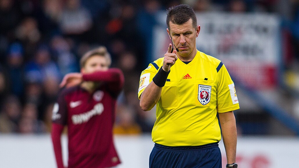 Fotbalový rozhod�í Michal Paták.