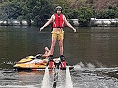 Flyboard je speciální vodní vznáedlo, které odválivce dostane pomocí silných...