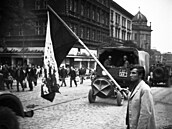 Krev na eskoslovenské vlajce. Sovttí okupanti 21. srpna 1968 v Praze. Po...