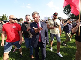 Ministr spravedlnosti Bla�ek se demonstrant�m postavil tvá�í v tvá�, premiér...