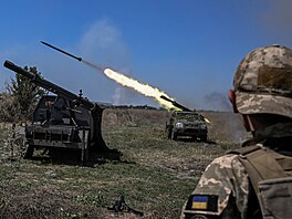 Ukrajintí vojáci pálí z malých raketových systém na ruské vojáky poblí...