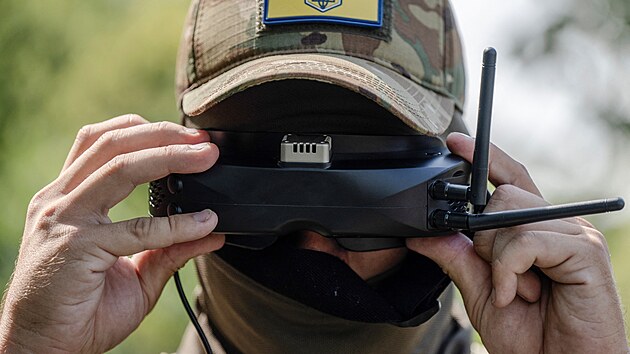 Zporosk fronta. Ukrajinsk vojk s brlemi pro ovldn FPV dronu (17. srpna 2023)