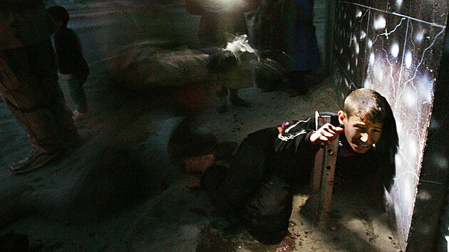 Jedna noc v Tal Afaru. Amerit vojci v severoirckm mst omylem rozstleli auto pln civilist. Incident zachytil fotograf Chris Hondros (18. ledna 2005)  