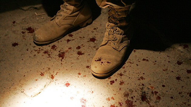 Jedna noc v Tal Afaru. Amerit vojci v severoirckm mst omylem rozstleli auto pln civilist. Incident zachytil fotograf Chris Hondros (18. ledna 2005)  