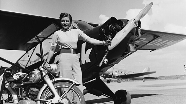 Elly Beinhornov� v Helsink�ch r.1952 u sv�ho letounu Piper J-3C-65 Cub