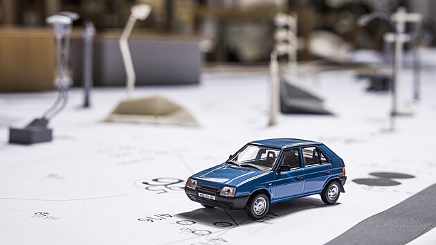 Kri�tof Kintera socha� a v�tvarn�k navrhl okol� Dvoreck�ho mostu v�etn� lamp a koupadel. Pod�vejte se na jejich makety. Celkov� by m�ly pr�ce st�t 1 075 000 000 K� bez dan� s t�m, �e v ide�ln�m p��pad� by stavba m�la b�t dokon�ena na konci roku 2024 nebo na za��tku roku 2025.