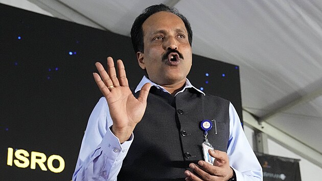 Pedseda Indick organizace pro vesmrn vzkum (ISRO) S. Somanath mluv k mdim po spnm pistn kosmick sondy andrjan-3 na Msci. (23. srpna 2023)