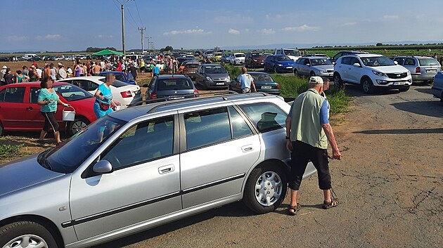 Policie uzav�ela silnice mezi �st�nem a Vojnicemi u T�etic, kterou zaplnili z�jemci o samosb�r zeleniny.