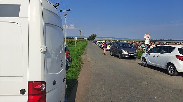Policie uzavela silnice mezi stnem a Vojnicemi u Tetic, kterou zaplnili zjemci o samosbr zeleniny.