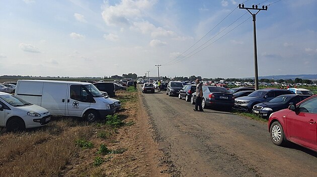 Policie uzavela silnice mezi stnem a Vojnicemi u Tetic, kterou zaplnili zjemci o samosbr zeleniny.