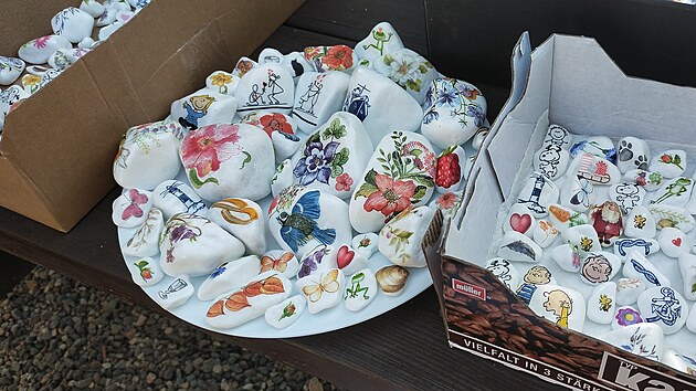 Miroslava Suchardov, majitelka nejvt sbrky kamnk zdobench ubrouskovou metodou, tvo tento tden sv dla v Pelhimov.