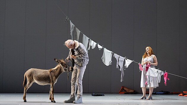 Charles Workman (Janakos) a Sara Jakubiakov (Kateina) v inscenaci opery Bohuslava Martin eck paije na Salcburskm festivalu