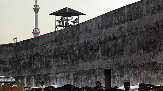 Od runch ulic Dhky oddluje tamn vznici ze, strn ve.