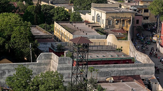 Vznice v Dhce. Nen stranou, je pilepen na tep msta.