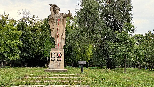 Na pomn�ku �est a sl�va sov�tsk� arm�d� v Litom��ic�ch se objevila ��slice 68 odkazuj�c� k okupaci v srpnu roku 1968. (20. srpna 2023)