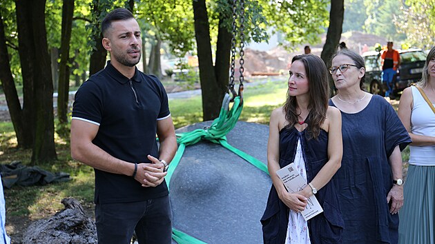 P�esun sochy zvan� Biologick� t�leso v mosteck�m parku St�ed. Hovo�� prim�tor m�sta Marek Hrvol. (srpen 2023)