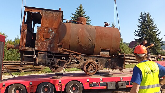 Pevoz historick parn lokomotivy z ndra ve Velkm Bezn do depozite Muzea msta st nad Labem. (22. srpna 2023)