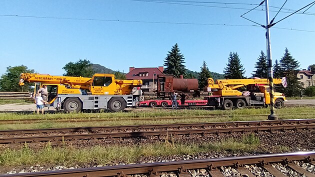 Pevoz historick parn lokomotivy z ndra ve Velkm Bezn do depozite Muzea msta st nad Labem. (22. srpna 2023)