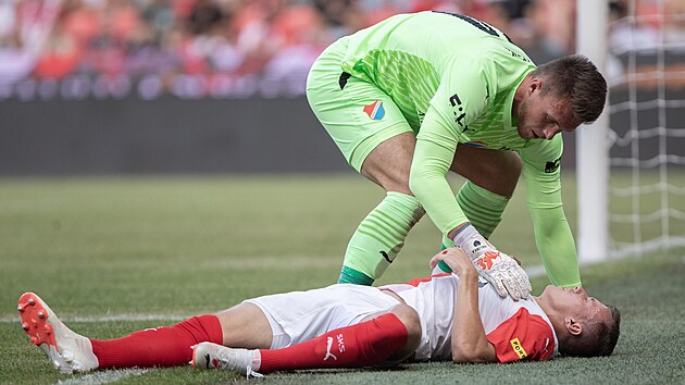 Ostravsk� brank�� Ji�� Let��ek zji��uje zdravotn� stav Tom�e Vl�ka ze Slavie.