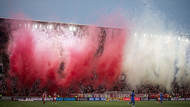 Choreo sl�vistick�ch fanou�k� p�i utk�n� proti Ban�ku Ostrava