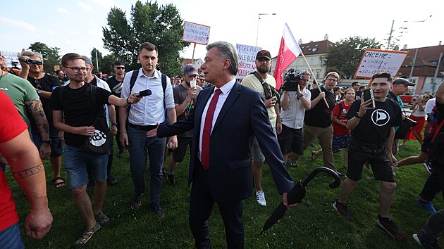 Pitom napklad ministr spravedlnosti Pavel Blaek na demonstraci, kter se konala proti nmu, dorazil. Mnoz kritici prv Fialovi vytaj, e ped protesty utk. (23. srpna 2023)