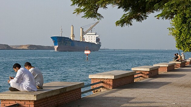 Nákladní lo v Suezském prplavu. (ilustraní snímek)