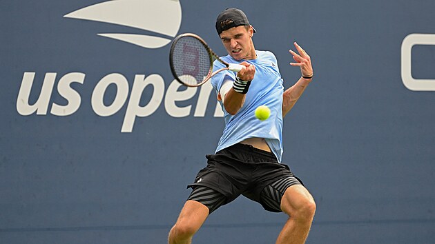 esk tenista Jakub Menk hraje forhend v prvnm kole US Open.