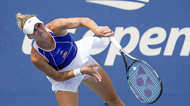 Česká tenistka Markéta Vondroušová podává v prvním kole US Open.