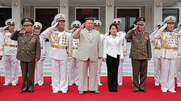 Kim Čong-un s dcerou během návštěvy velitelství námořnictva Korejské lidové armády u příležitosti Dne námořnictva na blíže neurčeném místě v Severní Koreji. (27. srpna 2023)