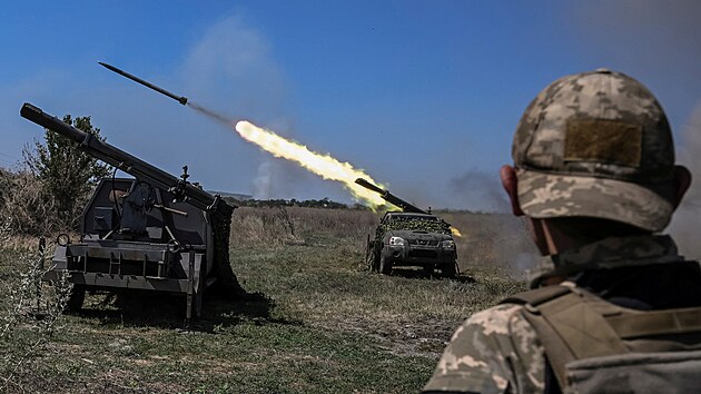 Ukrajint vojci pl z malch raketovch systm na rusk vojky pobl frontov linie v Zporosk oblasti. (19. srpna 2023)