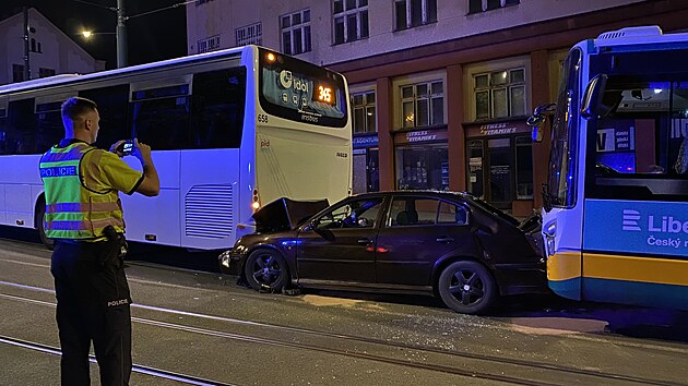 Osobn auto zstalo zaklnn mezi dvma autobusy. (22. srpna 2023)