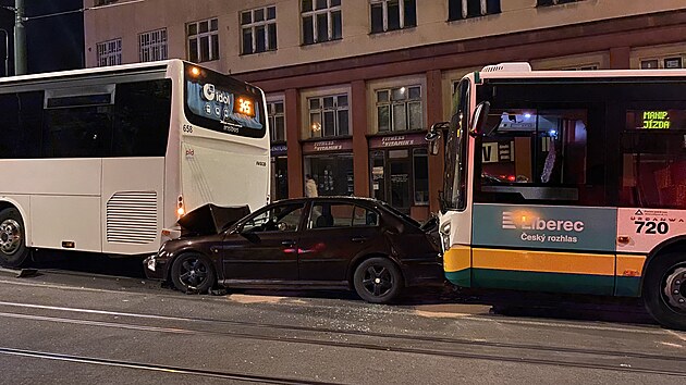 Osobn auto zstalo zaklnn mezi dvma autobusy. (22. srpna 2023)