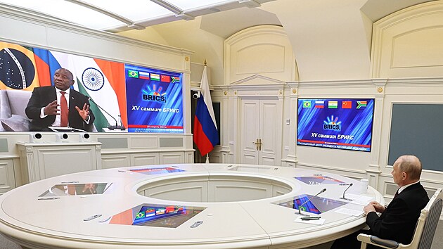 Rusk prezident Vladimir Putin se astn summit u BRICS pes videohovor. (22. srpna 2023)
