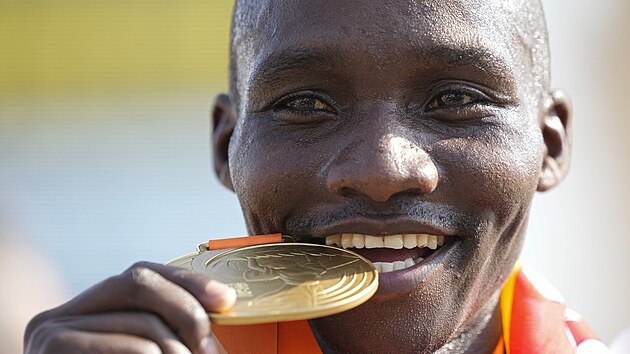 Uganďan Victor Kiplangat se usmívá se zlatou medailí, pro kterou si doběhl v...