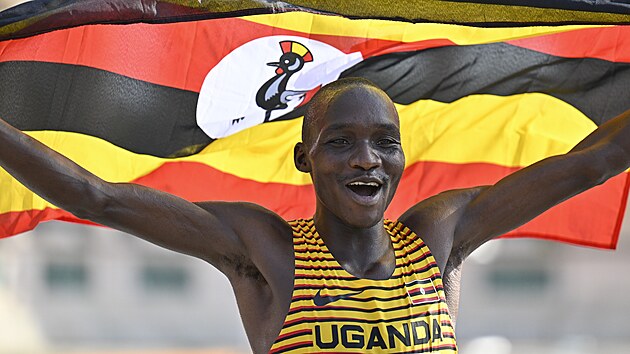 Uganďan Victor Kiplangat se raduje z vítězství v maratonu na mistrovství světa...