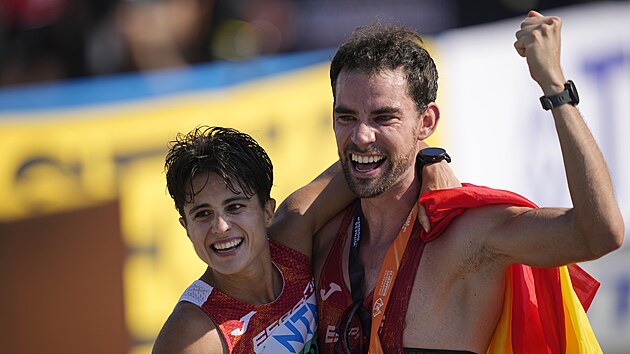 Španělé María Pérezová a Álváro Martín se radují ze svých triumfů v závodě na...