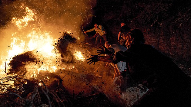 Turet hasii a dobrovolnci se sna pemoci ob por, kter se rozhoel ve mst anakkale. (23. srpna 2023)