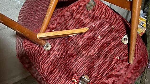 Trosky keslek ke stolku po babice