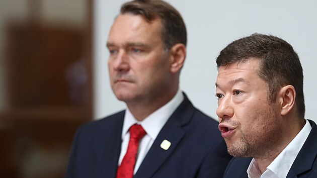 Tomio Okamura a Radim Fiala z SPD na tiskové konferenci ped mimoádnou schzí...