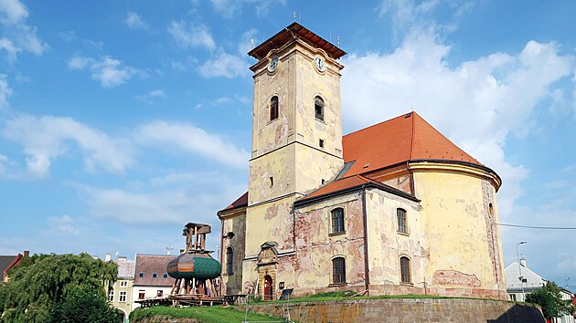 Kopule zstala na devn ploin vedle kostela Nejsvtj Trojice v Pilnkov na Trutnovsku dva roky.