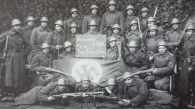 eskoslovent vojci po spnm osvobozen Moravsk Chrastov s ukoistnou vlajkou nacistickho Nmecka.