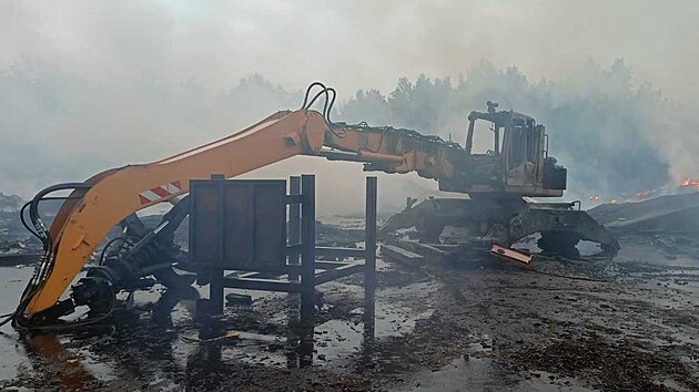 Hasiči likvidují požár v průmyslovém areálu poblíž hnědouhelné elektrárny Tisová na Sokolovsku. (26. srpna 2023)